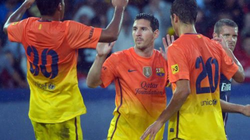 Komandas biedri apsveic Lionelu Mesi (vidū) ar vārtu guvumu
Foto: AFP/Scanpix