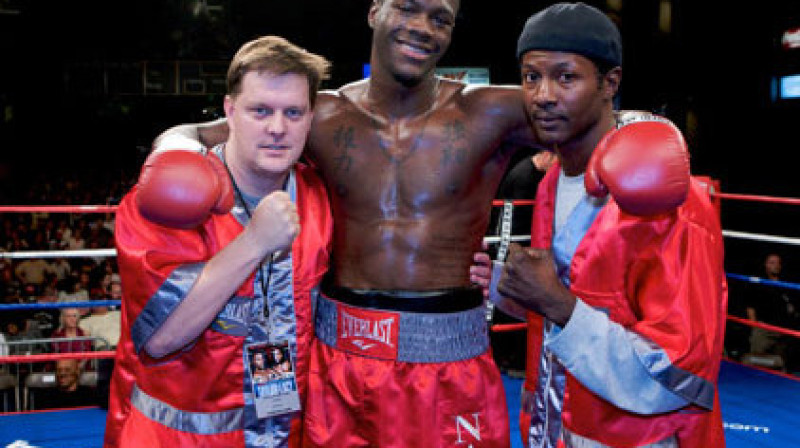 Deontajs Vailders ar saviem treneriem
Foto: worldboxingnews.com