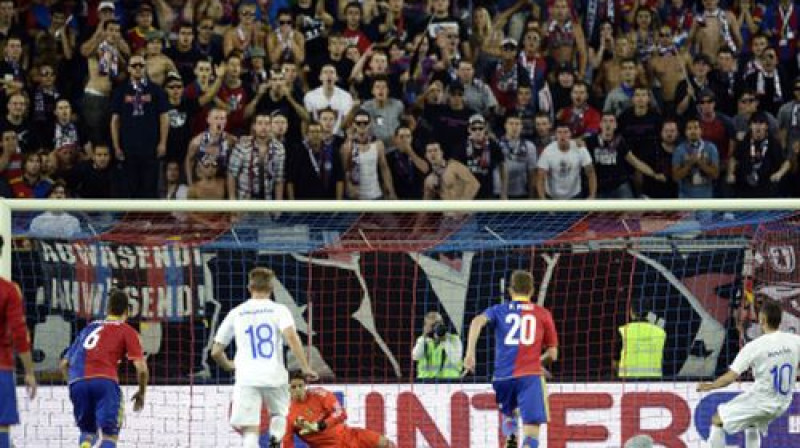 Jans Zommers kompensācijas laikā atvaira pendeli un kļūst par spēles galveno varoni
Foto: AP/Scanpix