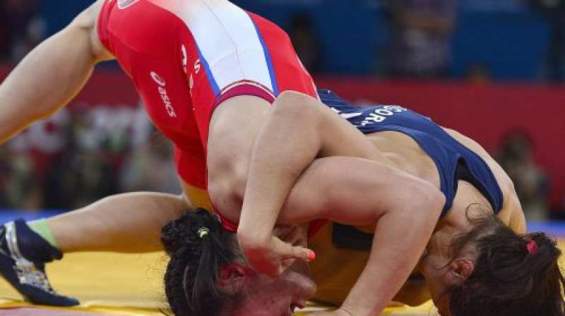 Anastasijas Grigorjevas (no labās) un Batsetsegas Soronzonboldas cīņā trešdien olimpiskajās spēlēs Londonā pārāka bija mongoliete. Foto: AFP/Scanpix