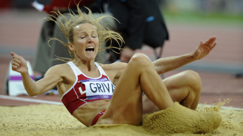 Tāllēcējai Laumai Grīvai olimpiskajā debijā pievīla ieskrējiens, tāpēc arī piezemējās viņa krietni tuvāk nekā cerēts. Foto: Romāns Kokšarovs, "f64 photo agency"/"Sporta Avīze"