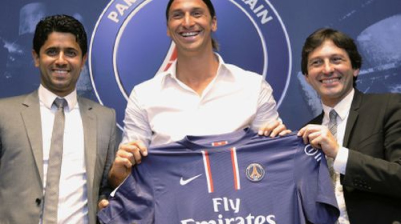 Prezidents Nasers Al Kelaifi un menedžeris Leonardu prezentē tik ilgi gaidīto superzvaigzni - Zlatanu Ibrahimoviču
Foto: AFP/Scanpix