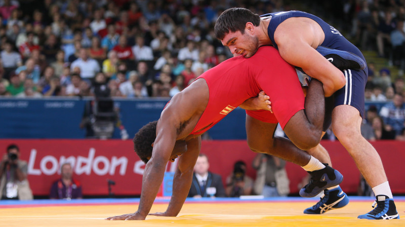 Šarifs Šarifovs (pa labi) finālcīņā 
Foto: AFP/Scanpix