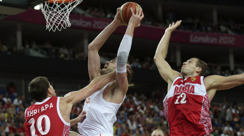 Sergejs Moņa (no labās) aizsardzībā
Foto: AP/Scanpix