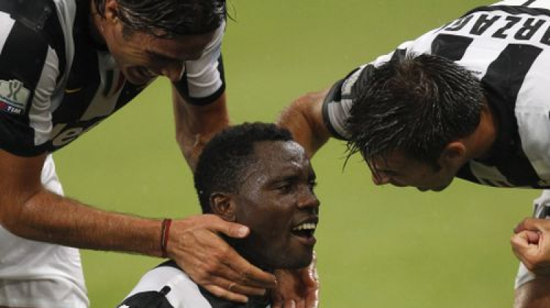 Alesandro Matri un Andrea Bardzalji sveic Kvadvo Asamoā
Foto: SCANPIX SWEDEN