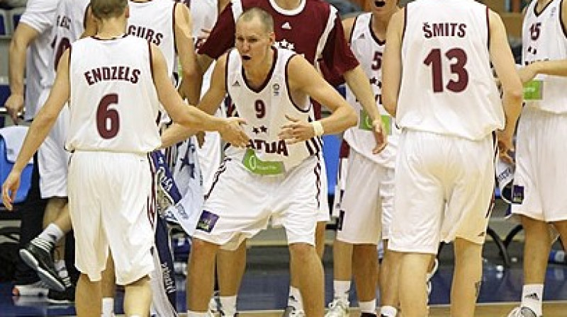 Robert Krastiņš (9.): divi bloķēti pretinieku metieni un divi precīzi tālmetieni ievadīja Latvijas U18 izlases ofensīvu, kura tomēr nepalīdzēja noķert bulgārus.
Foto: fibaeurope.com...