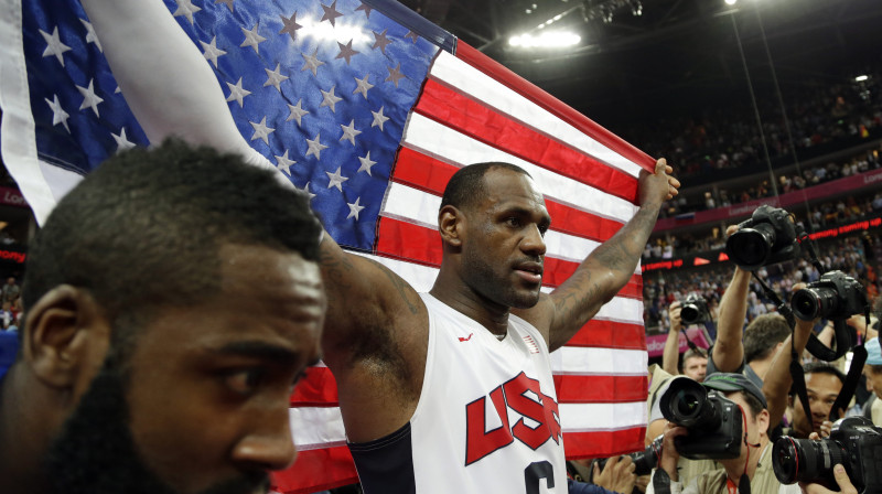 Džeimss pievienojies Džordanam - abi vienā gadā uzvarējuši olimpiādē, NBA un kļuvuši par NBA MVP
Foto: AFP/Scanpix