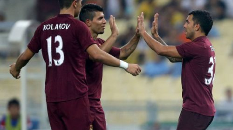 Aleksandars Kolarovs, Serhio Agvero un Karloss Tevess atzīmē vārtu guvumu
Foto: AFP/Scanpix