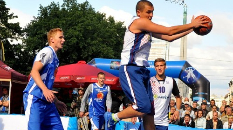 Latvijas čempionāta 3x3 basketbolā finālspēle PRO grupā: Jelgavas komandas līderis Edgars Krūmiņš cīņā pie groza.
Foto: Romualds Vambuts