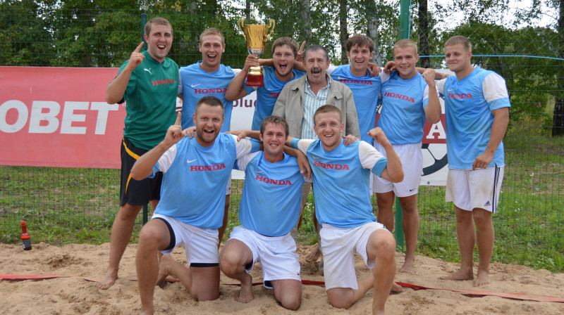 "Honda" pludmales futbolisti