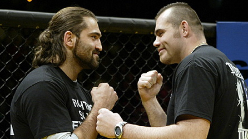 Andrejs Arlovskis (no kreisās) un Tims Silvia
Foto: sherdog.com