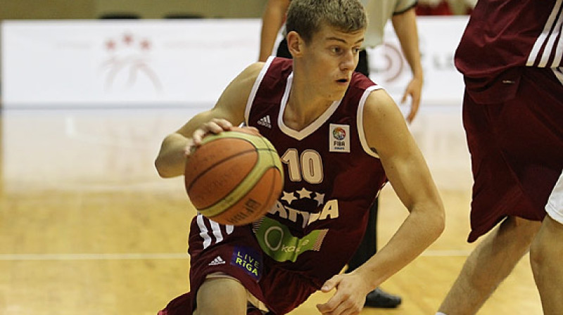 Dāvis Geks: 20 punktu Latvijas U18 izlases uzvarētajā mačā ar Slovēnijas junioriem.
Foto: fibaeurope.com (Mārtiņš Sīlis)