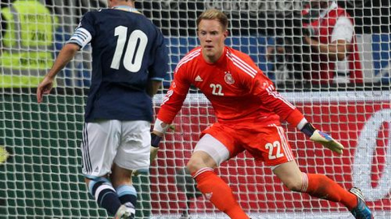 Lionels Mesi nepārspēja Marku Andrē ter Štēgenu no 11 metru sitiena atzīmes, toties vēlāk iesita no spēles
Foto: AFP/Scanpix