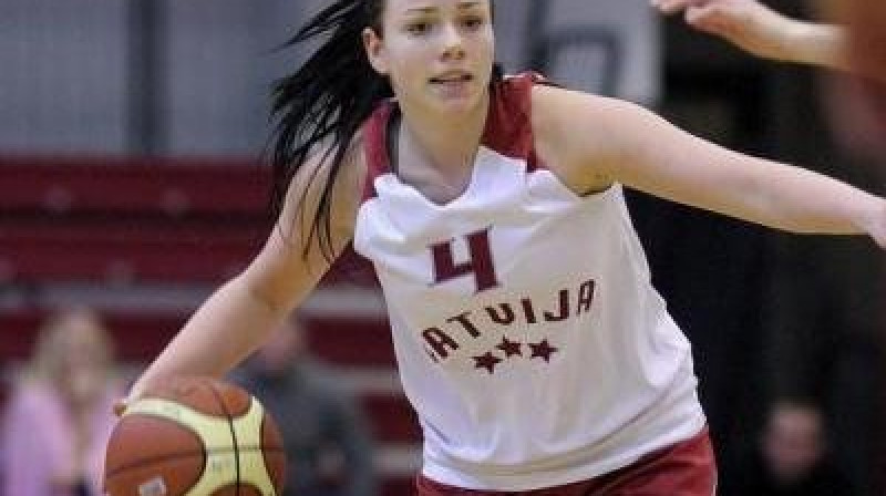 Ilze Jākobsone un U20 izlase: pēdējās pārbaudes spēles Polijā.
Foto: www.basket.lv