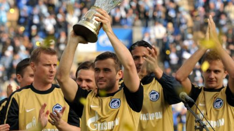 Aleksandrs Keržakovs ar Krievijas čempionu kausu rokās
Foto: ITAR-TASS