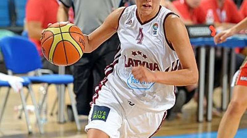 Dita Rozenberga: 18 punktu un 11 atlēkušo bumbu Latvijas U20 izlases uzvarētajā spēlē ar Baltkrievijas komandu.
Foto: fibaeurope.com