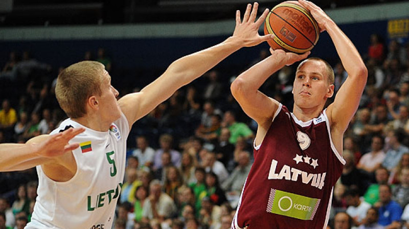 U18 izlase Eiropas čempionāta ceturtdaļfinālā: Robertam Krastiņam un partneriem lietuviešus salauzt tomēr neizdevās.
Foto: fibaeurope.com