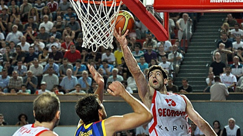 Tornike Šengelija uzbrūk Rumānijas grozam
Foto: Lasha Kuprashvili, www.fibaeurope.com