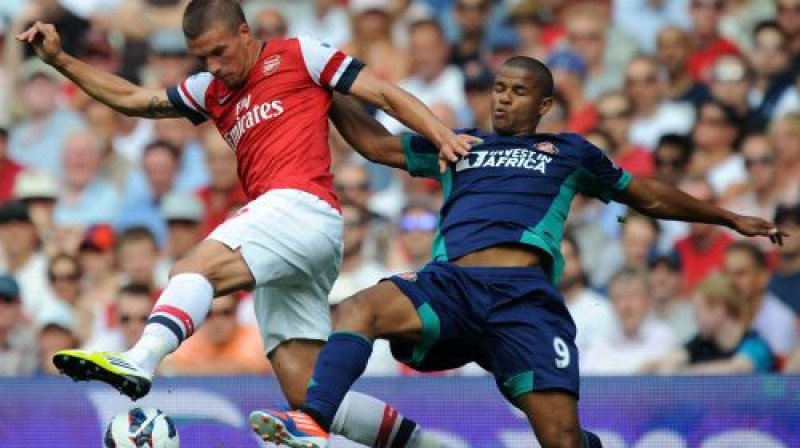 Lukašam Podoļskim (pa kreisi) savā Premjerlīgas debijā vārtus gūt neizdevās
Foto: AFP/Scanpix