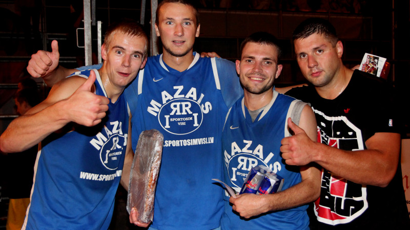 16. augusta "Ghetto Basket" uzvarēja "Mazais/SportosimVisi.lv" - Kristaps Dārgais, Artūrs Dušelis, Artūrs Kramiņš, Raimonds Elbakjans
Foto: Renārs Buivids