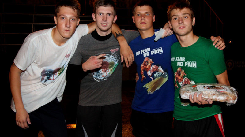 "Ghetto Football" 22. augusta čempionvienība "U.S.B." - Artūrs Hlibovs, Artūrs Fjodorovs, Artūrs Aleksejevs un Ruslans Prošins
Foto: Renārs Buivids