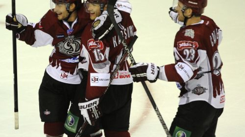 Mārtiņš Karsums saņem partneru apsveikumus
Foto: Romāns Kokšarovs, Sporta Avīze, f64
