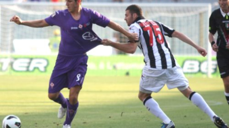 Nelīdzēja pat šāda Jovetiča (pa kreisi) turēšana, uzbrucējs atzīmējās ar diviem gūtiem vārtiem.
Foto: Lapresse/scanpix