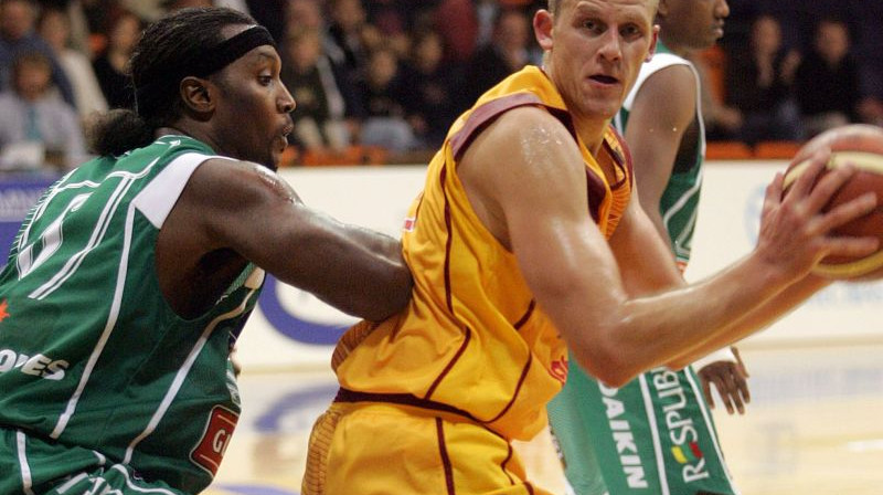 Marijons Petrāvičs vēl "Ventspils" sastāvā 2005. gada oktobrī cīņā ar Kauņas "Žalgira" centru Tanoku Bērdu
Foto: Romāns Kokšarovs, Sporta Avīze