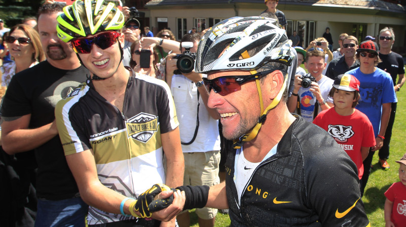 Kīgans Svirbuls un Lenss Ārmstrongs pēc Aspenā notikušo kalnu divriteņu sacensību finiša 
Foto: AP/Scanpix