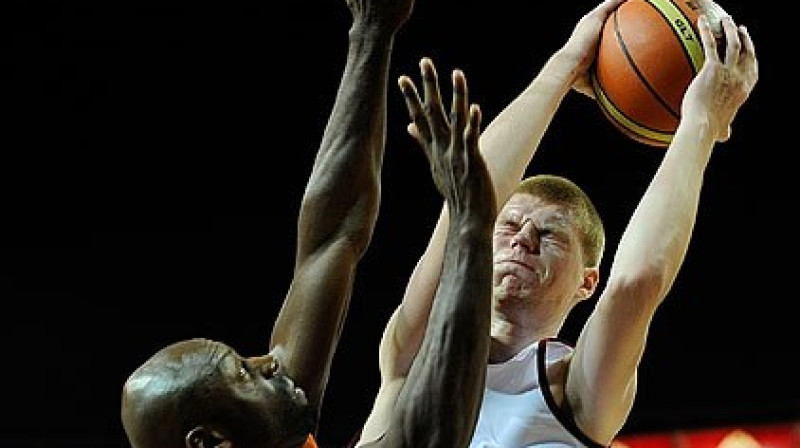 Dāvis Bertāns: pēc ne visai veiksmīgās spēles Tbilisi, Rumānijas izlases aizsardzībai  klāsies plāni.
Foto: fibaeurope.com (Romāns Kokšarovs)