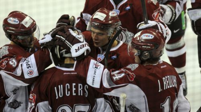Rīdzinieki sveic Māri Jučeru
Foto: Romāns Kokšarovs, Sporta Avīze, f64