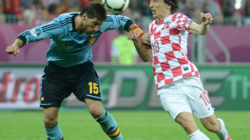 Luka Modričs (pa labi) pret savu topošo komandas biedru Serhio Ramosu
Foto: AFP/Scanpix