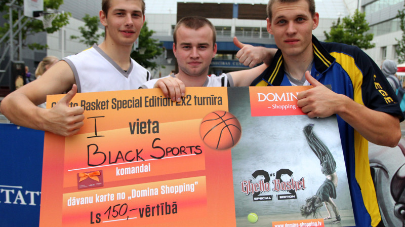 "Ghetto Basket Speciali Edition 2x2" uzvarēja "Black Sports" - Artūrs Ausējs, Juris Ojāru, Ivars Zemītis
Foto: Renārs Buivids