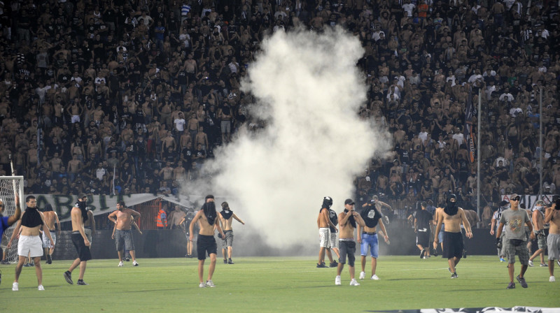 PAOK līdzjutēji izskrējuši laukumā
Foto: AP/Scanpix