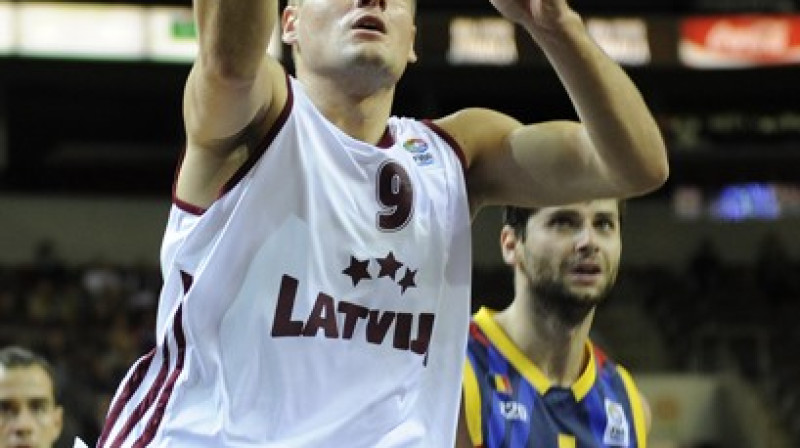 Edgars Jeromanovs: valstsvienības kapteinim lieliska spēle izšķirošajā brīdī.
Foto: Romāns Kokšarovs, Sporta Avīze/F64