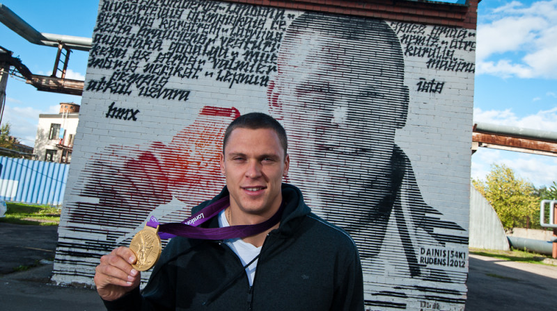 Māris Štrombergs pie sava portreta