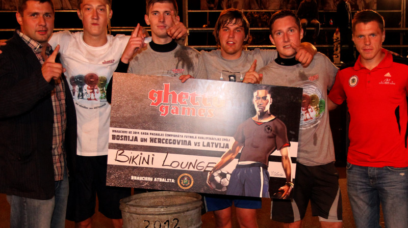 "Ghetto Football" čempionvienība "Bikini Lounge" kopā ar sacensību organizatoru Raimondu Elbakjanu un Latvijas izlases futbolistu Ritvaru Ruginu
Foto: Renārs Buivids