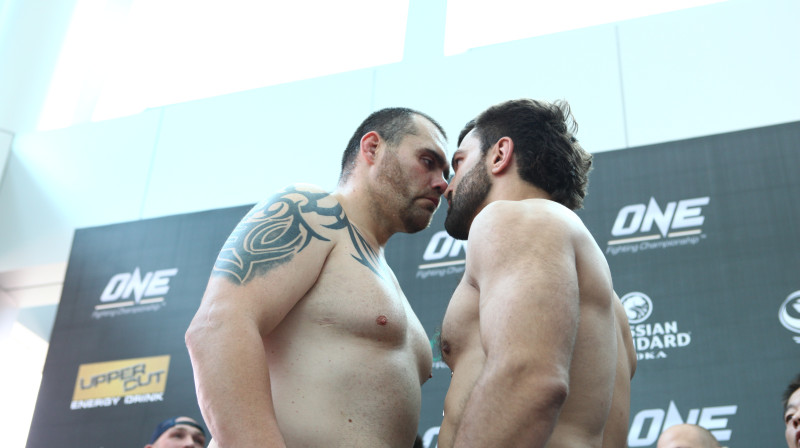 Tims Silvia (no kreisās) svēršanās procedūras laikā ar Andreju Arlovski
Foto: onefc.com
