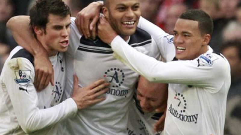 Junass Kabuls (vidū) ar komandas biedriem.
Foto: AP/Scanpix