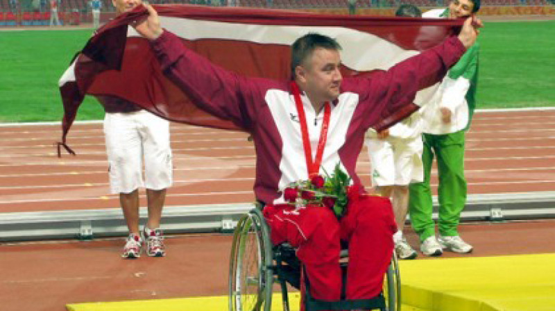 Paralimpiskais čempions Aigars Apinis par Londonā izcīnīto zeltu varētu saņemt tikpat, cik Māris Štrombergs par Londonā izcīnīto uzvaru 
Foto: Andris Pimenovs