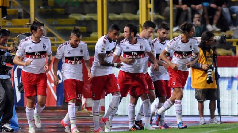 "Milan" spēletāji dodas laukumā.
Foto: Lapresse/Scanpix