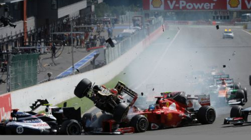 Romēns Grožāns lido pāri Fernando Alonso sarkanajai ''Ferrari'' formulai
Foto: AFP/Scanpix