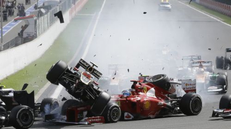 Avārija jau sacīkstes pirmajā līkumā
Foto: Scanpix