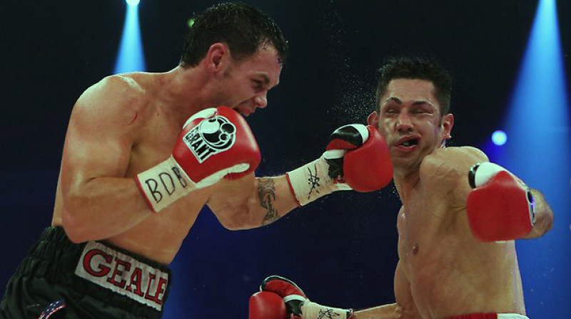 Daniels Gīls izdara sitienu Fēliksam Šturmam
Foto: boxrec.com