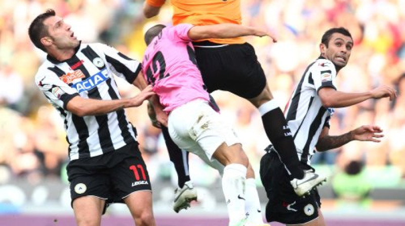 "Udinese" vārtsargs Brkičs (Nr.1) notriec Sebastianu Džovinko (Nr.12)
Foto: Lapresse/Scanpix