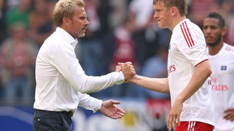 HSV galvenais treneris Torstens Finks un Artjoms Rudņevs
Foto: www.kicker.de
