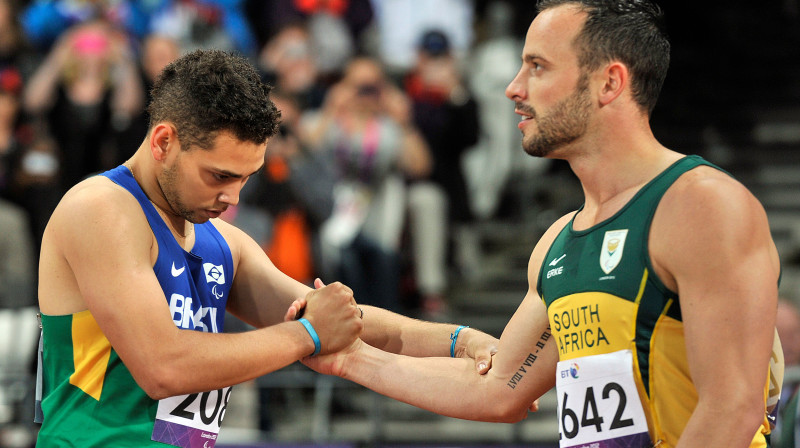 Alans Oliveira un Oskars Pistoriuss īsi pēc finiša 
Foto: AFP/Scanpix