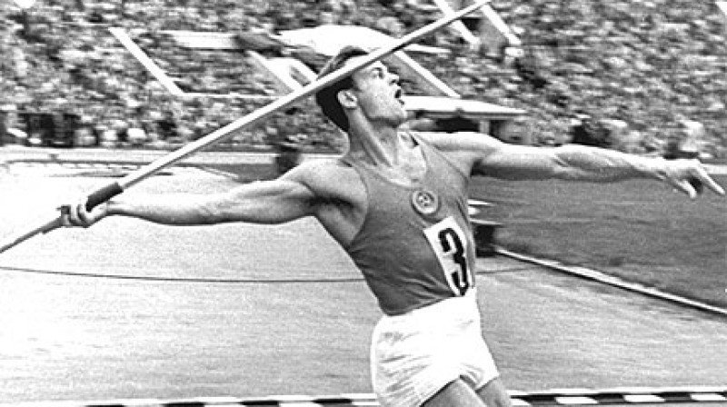 2 cm šķēpa mešanā... 

Foto:muzejs.lv