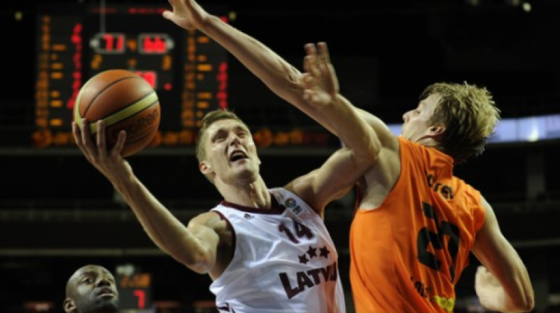 Kaspars Bērziņš pirmajā spēlē pret Nīderlandi bija viens no aktīvākajiem Latvijas valstsvienības rindās
Foto: Romāns Kokšarovs, "Sporta Avīze", f64
