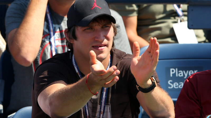 Lokauta laikā Alekss Ovečkins izklaidējas, skatoties tenisu 
Foto: AFP/Scanpix